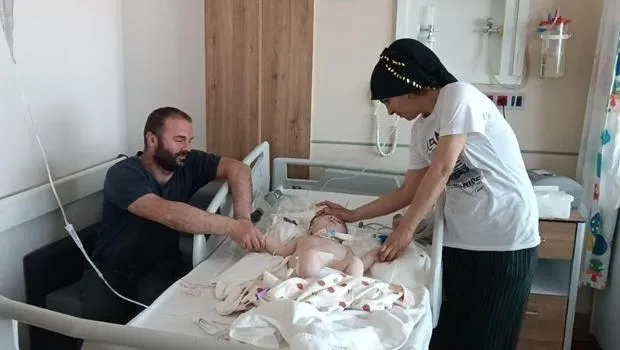 2 yaşında ama 16 ameliyat geçirdi! Baba 'Yenidoğan Çetesi'ni işaret etti