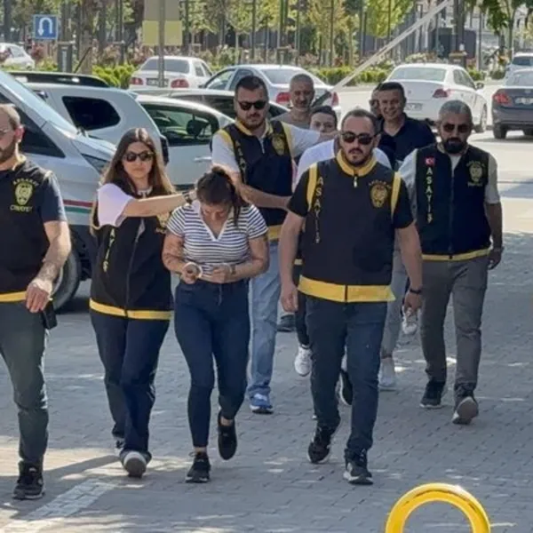 Ablasını öldürdü, arkadaşını bıçakladı