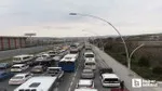 Akyurt'ta seyir halindeki tırdan yola savrulan tahtalar trafiği kilitledi