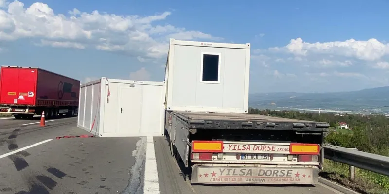 Anadolu Otoyolu'nda TIR'lar birbirine girdi