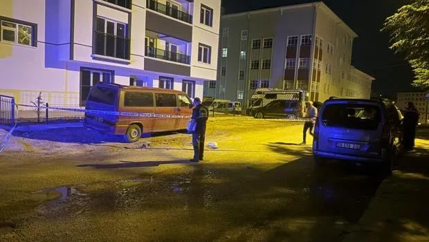 Annesiyle boşanma aşamasındaki babasını sokak ortasıda bıçakladı