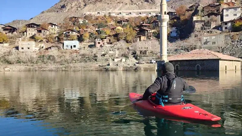 Baraj sularına gömülen camiyi kanoyla ziyaret etti