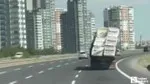 Çankaya çevreyolunda aşırı yüklü kamyon trafik güvenliğini tehlikeye attı
