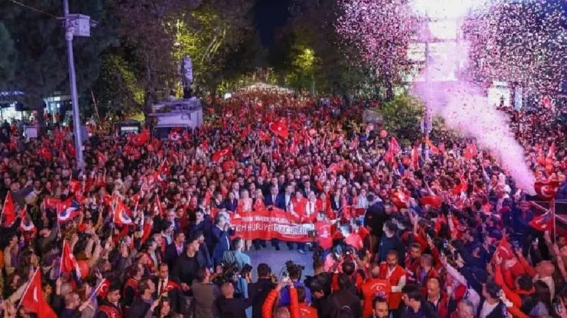 Cumhuriyet Yürüyüşü: Kadıköy Kırmızı Beyaza Bürüdü! İşte O Anlar