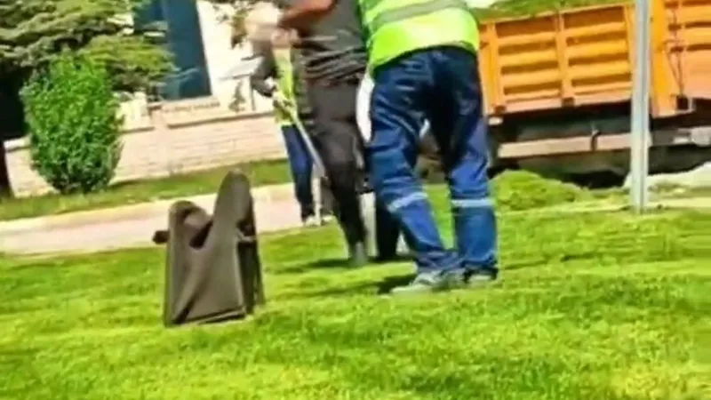 Davulun Sesini Duyan Temizlik Görevlileri Oynamaya Başladı