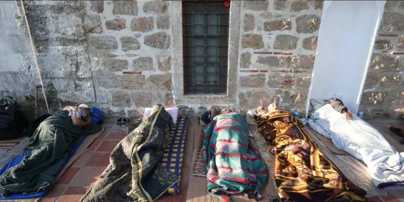 Edirne'ye binlerce kişi akın etti: Otellerde yer kalmadı yerlerde uyudular