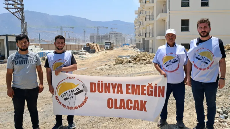 TOKİ İşçileri Çatıya Çıktı! Ücret Alamayan İşçilerden Şok Eylem