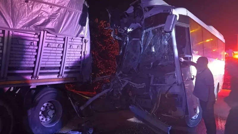 Manisa'da Feci Kaza! İşçi Servisi TIR'a Çarptı: 20 Yaralı