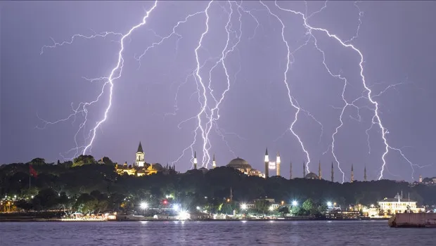 İstanbul'da Şimşek Şöleni! Gökyüzü Aydınlandı (İşte O Anlar)