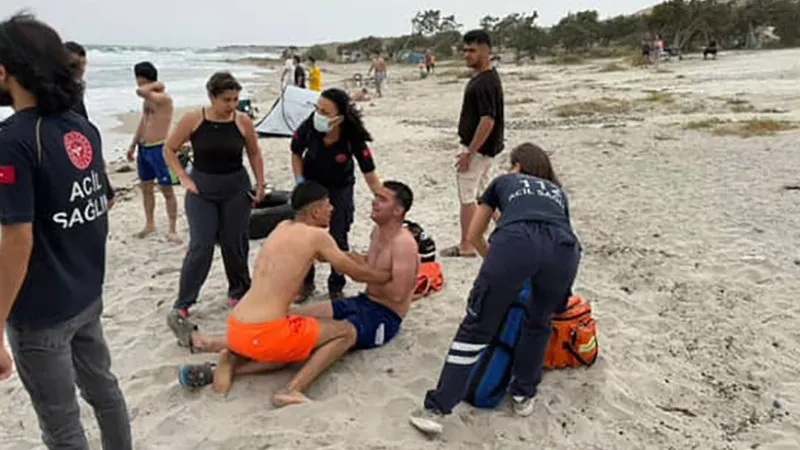 İzmir'de acı olay! Denize giren genç boğuldu, arkadaşları sinir krizi geçirdi