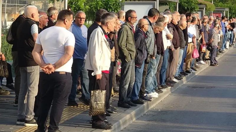 İzmir'de vatandaş duraklarda kaldı! İstanbul'un ardından bir grev kararı daha! Ulaşım kilitlendi