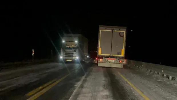 Ilgar Geçidi'nde TIR Kabusu! Kar ve Buzlanma Yolları Kapattı