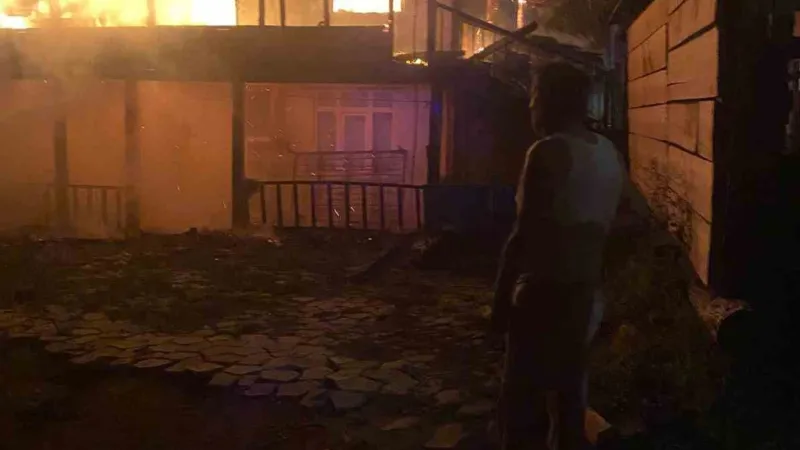 Kastamonu’da alevlere teslim olan ev küle döndü