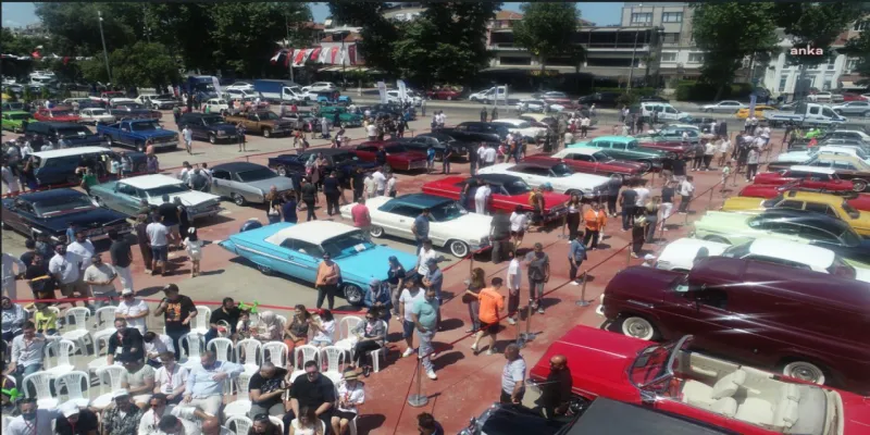 Tuzla'da Zaman Tüneli: Klasik Otomobiller Sokakları Coşturdu!