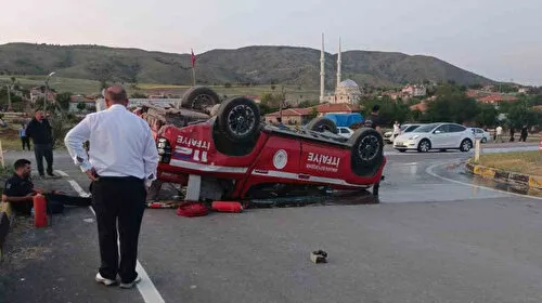 Kontrolden çıkan itfaiye aracı takla atıp ters döndü