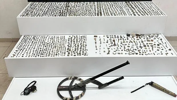 Konya'da tarihi eser operasyonu... 2 bin 108 parça eser ele geçirildi