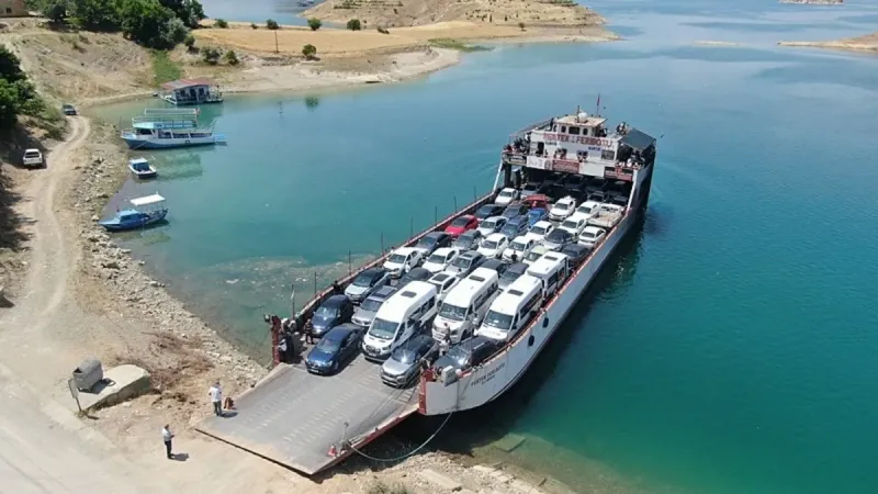 Kurban Bayramı dönüşü Elazığ-Pertek feribotlarında uzun araç kuyruğu