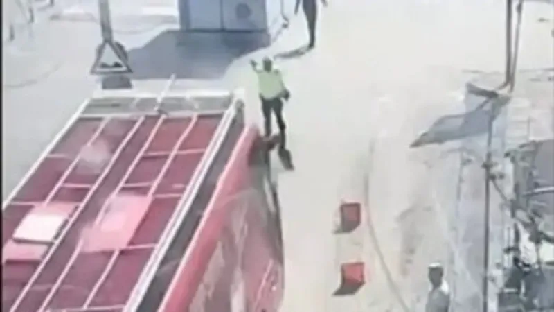 CHP Otobüsü Polise Mi Saldırdı? Bakan Yerlikaya'dan Sert Açıklama!