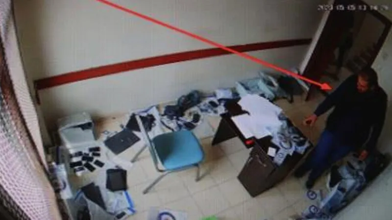Depremde Altın Hırsızlığı! Polis Memuruna Şok İhraç Kararı