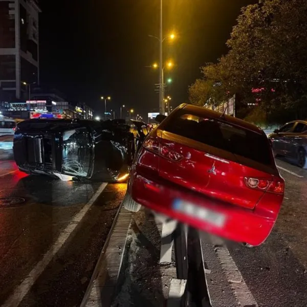 Esenyurt'ta Zincirleme Kaza! 3 Araç Birbirine Girdi, Yaralılar Var!