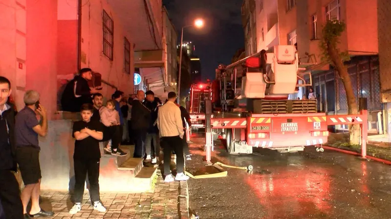 İstanbul'da Bina Alevlere Teslim! Havai Fişek İddiası Şoke Etti