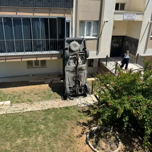 Denizli'de Korkunç Kaza! Otomobil Apartman Bahçesine Uçtu