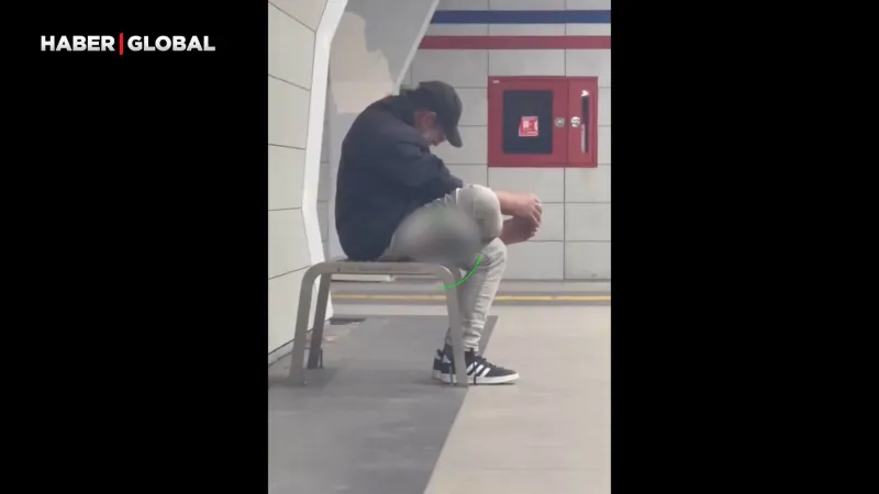 İzmir Metrosunda Şoke Eden Anlar! Tırnaklarını Kesti