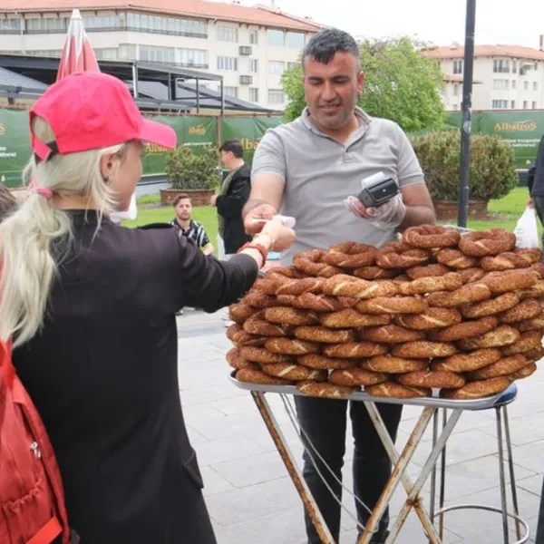 Simitçi Devrimi! Artık Simitler Kredi Kartıyla mı Alınacak?