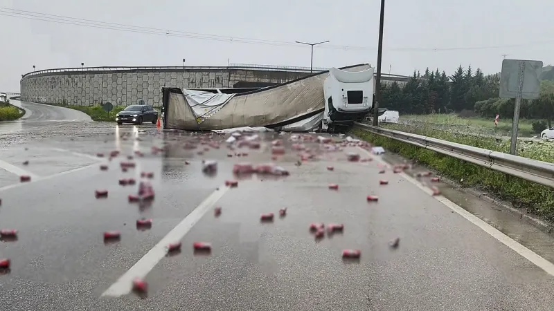Tır Devrildi! İçki Şişeleri Otobana Saçıldı! Şok Detaylar