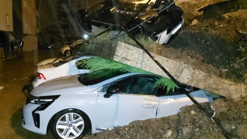 Samsun'da Kabus! İstinat Duvarı Araçları Yuttu! Son Durum