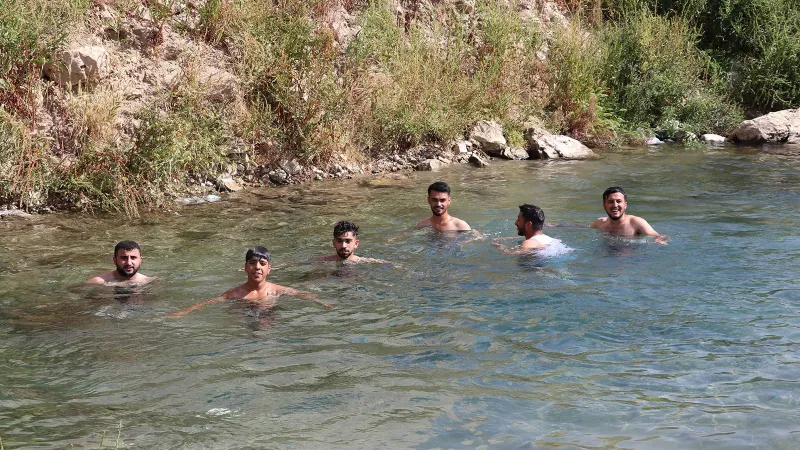 Sıcaktan bunalanlar süs havuzunu doldurdu