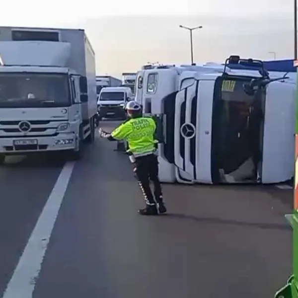 TEM'de TIR devrildi! İstanbul yönünde yoğunluk!