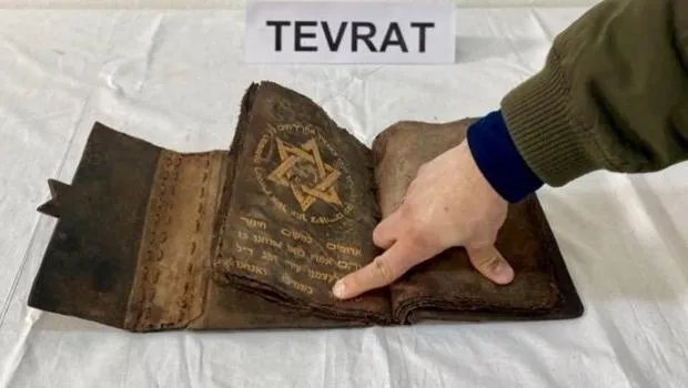 700 Yıllık Tevrat! Yol Kontrolünde Şoke Eden Keşif!